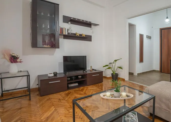 Entire Apt, 2Nd Floor, Next To Metro